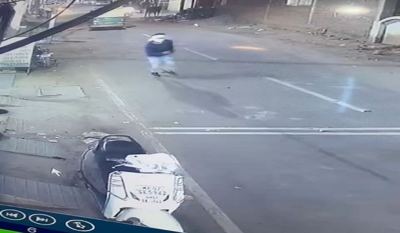 Incident at the door of the house, first tried to rob the tops