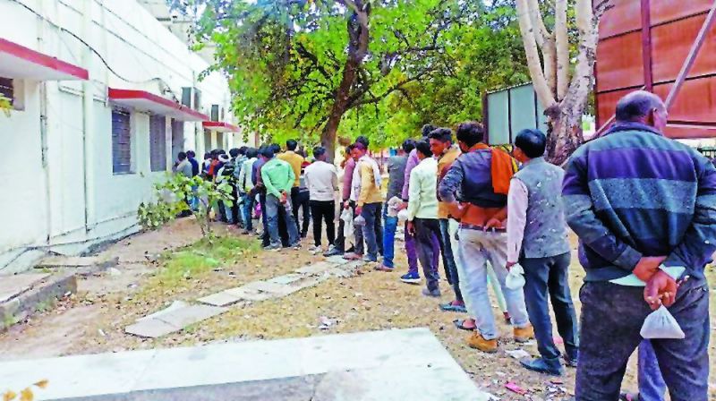 सरसों की जांच के नाम घंटों लग रही किसानों की कतार