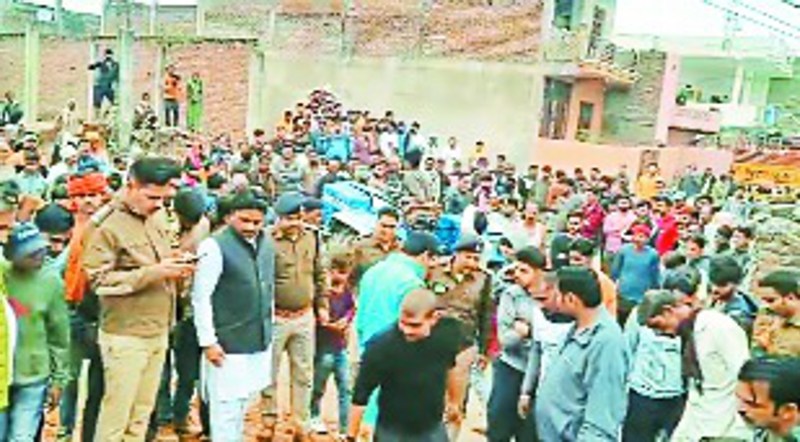 रेत से भरी टै्रक्टर-ट्रॉली पलटी, तीन छात्राएं दबीं, एक की मौत