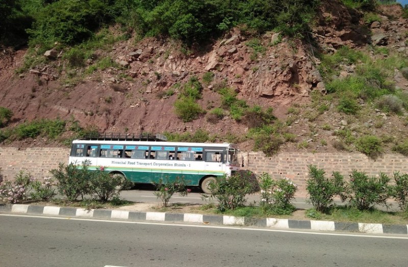 बारिश...बर्फबारी और बेबस हाइवे पर नहीं चल रही बस। जानिए