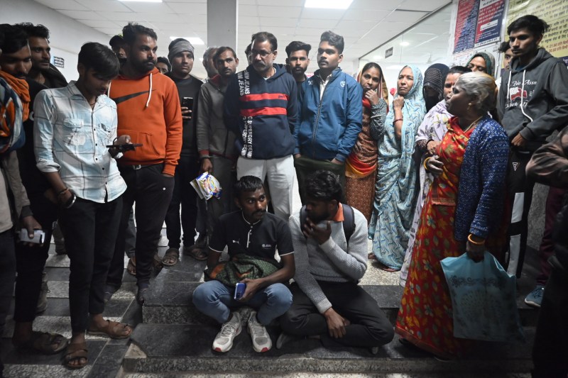 बेटे का शव गोद में रखकर अस्पताल की चौखट पर बैठकर पिता मांगता रहा इंसाफ-वार्ड के बाथरूम में प्रसव