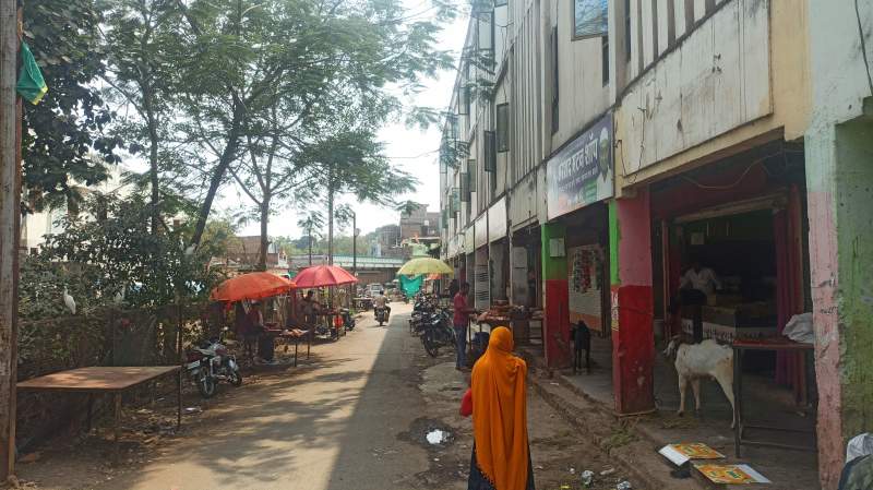 प्रतिबंध के बावजूद खुले में बिक रहा मांस, नगर सरकार नहीं करा सकी नियमों का पालन