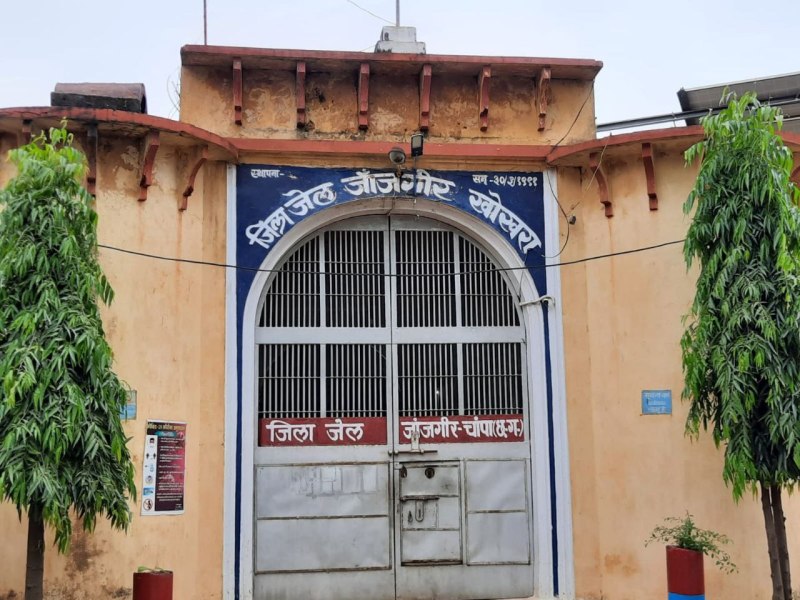 अपराधियों के साथ फोटो खिंचवाना प्रहरी को पड़ा महंगा, जेलर ने किया प्रहरी को निलंबित