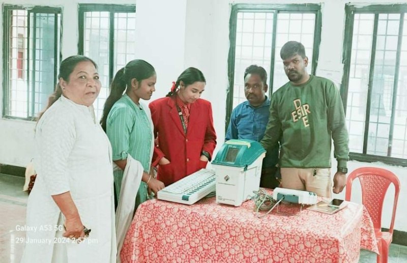 प्रतिदिन सैकड़ों लोग समझ रहे कार्य प्रणाली