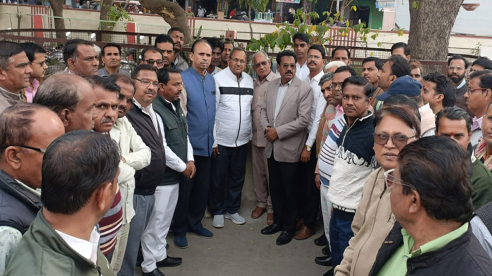 मनमाने ढंग से आदेश जारी करने का लगाया आरोप, निजी विद्यालय के संचालकों ने जताया रोष