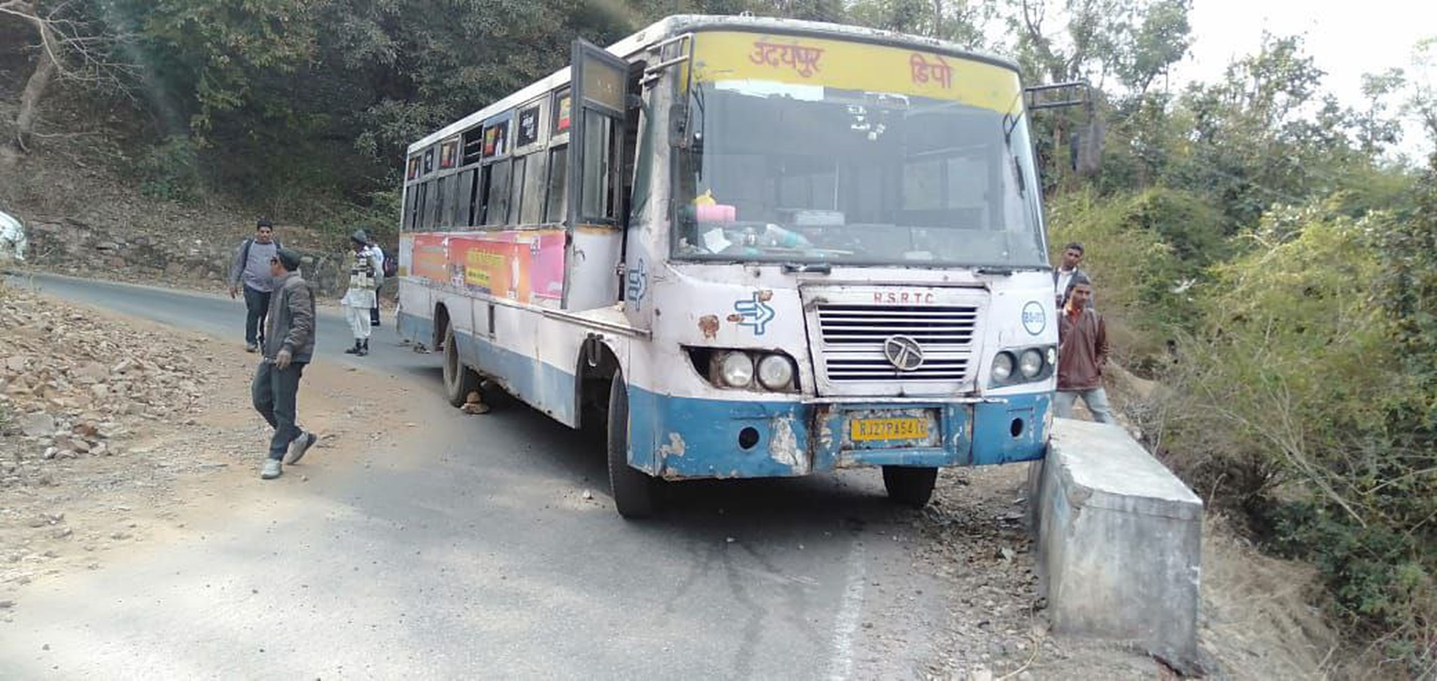 सोमघाटे में रोडवेज बस के ब्रेक हुए फेल, दीवार से टकराकर रोकी बस