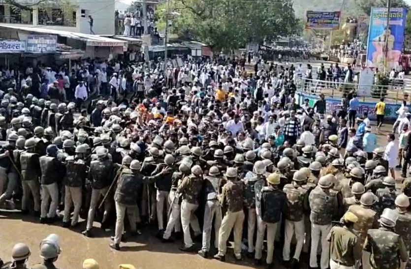 प्रदर्शनकारियों पर नियंत्रण के लिए पुलिस को वाटर कैनन से चार बार पानी की बौछार करनी पड़ी