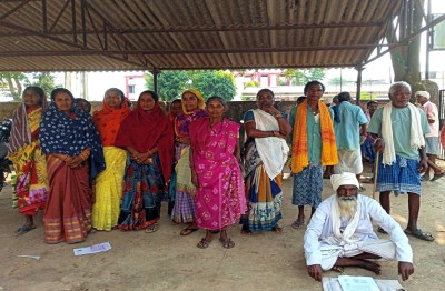 बस्तर तहसील कार्यालय के सामने ग्रामीण बैठा आमरण अनशन पर