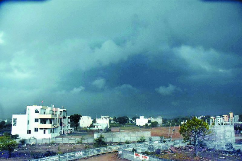 शहर में अचानक घिर आई काली घटाएं, जमकर चली धूल भरी आंधी