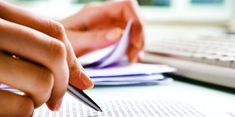 सिलाई निकली कॉपी बांट रहे शिक्षक, कर रहे स्टेपल