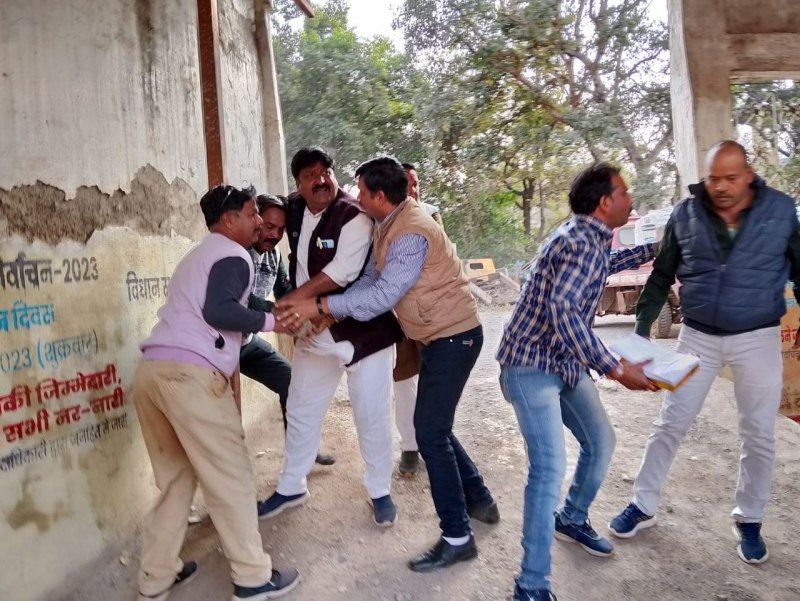 परिषद हॉल में भाजपा के दो पार्षदों में चले लात-घूंसे और फिके जूते-चप्पल