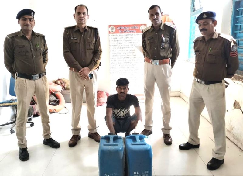उन्हेल पुलिस द्वारा अवैध रूप से कब्जे में रखे 60 लीटर कच्ची शराब के साथ युवक को धर दबोचा