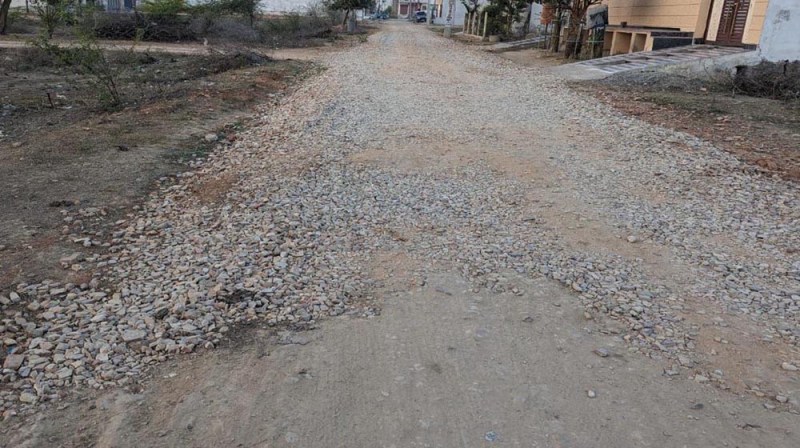 बजट के अभाव में ठेकेदारों ने रोका काम, अधूरे सडक़ निर्माण से जनता परेशान