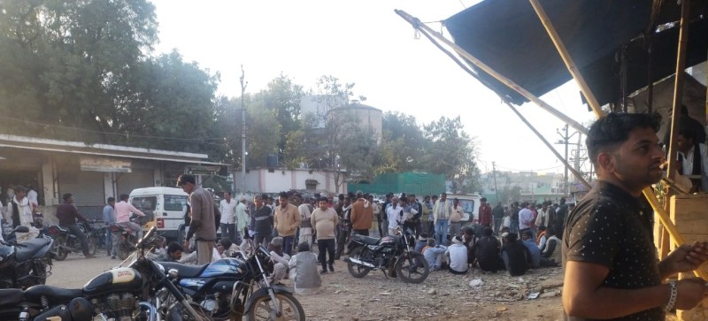 हमले में घायल हुए 7 में से एक वृद्ध की मौत, परिजनों ने शव के साथ सडक़ पर लगाया जाम