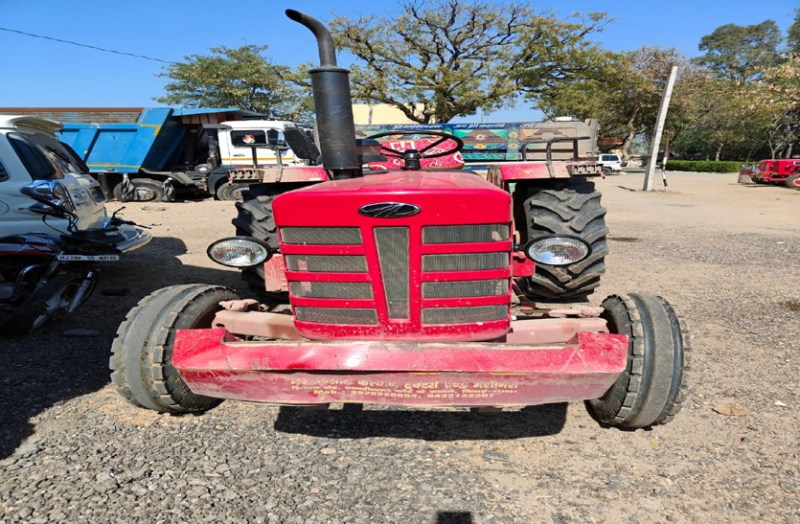 बजरी से भरी ट्रैक्टर ट्रॉली जब्त