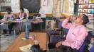 स्कूल कक्ष में बैठ कर शराब खोरी करता शिक्षक
