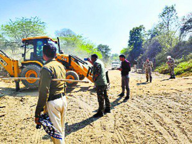 कलेक्टर ने जेसीबी से रेत खदान के रास्ते पर करवाए गड्ढे