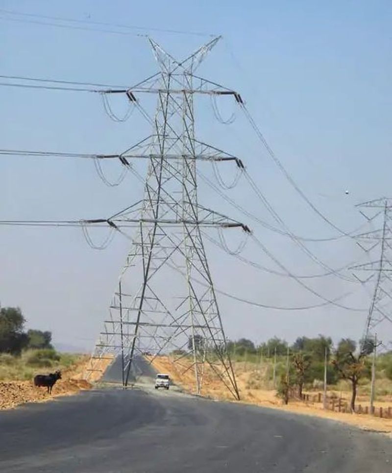 ये कैसा नेशनल हाइवे, बीच सडक़ 132केवी लाइन का बिजली टावर