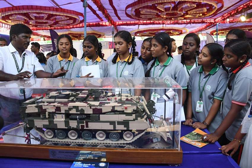 photos : रक्षा उपकरण देख विद्यार्थियों में बढ़ा उत्साह