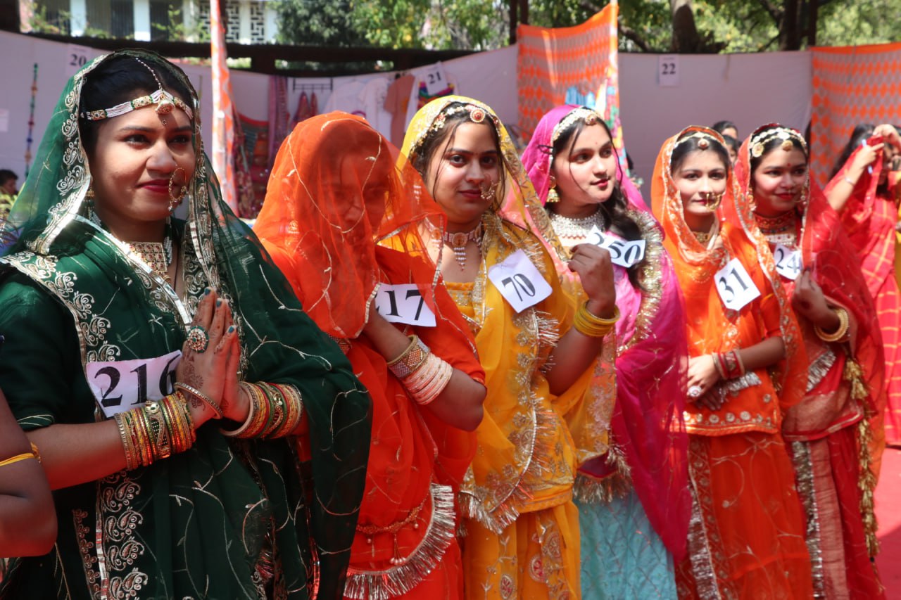 460 छात्राओं ने विभिन्न राज्यों के पारंपरिक परिधानों में किया रैंप वॉक