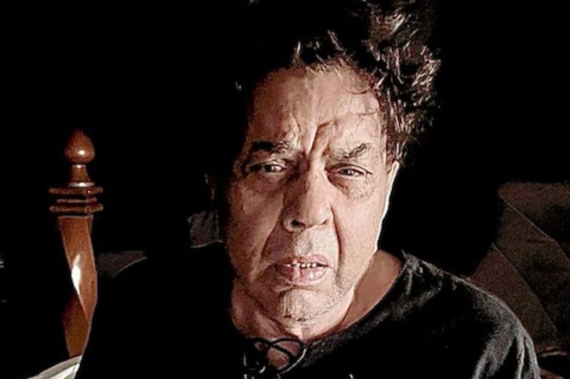 bollywood_dharmendra_why_his_fractured_leg_pic_share_after_daughter_esha_deol_divorce_fans_shocked.jpg