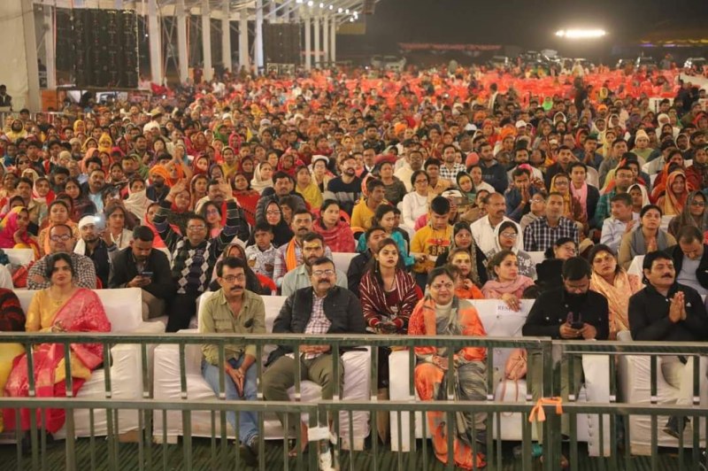 कार्यक्रम में मौजूद लोग