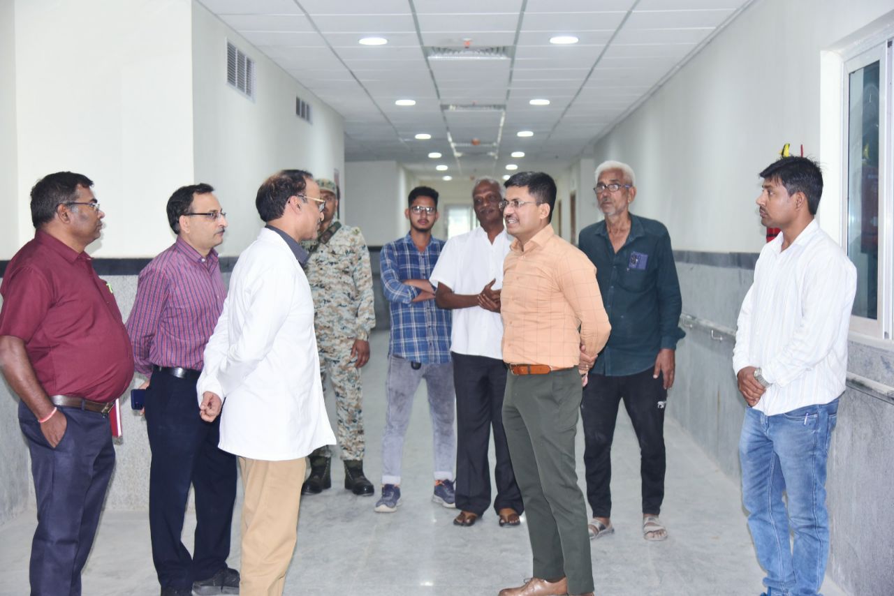 कलेक्टर ने कोनी में बन रहे 240 बेड मल्टीस्पेशलिटी हॉस्पिटल का किया निरीक्षण