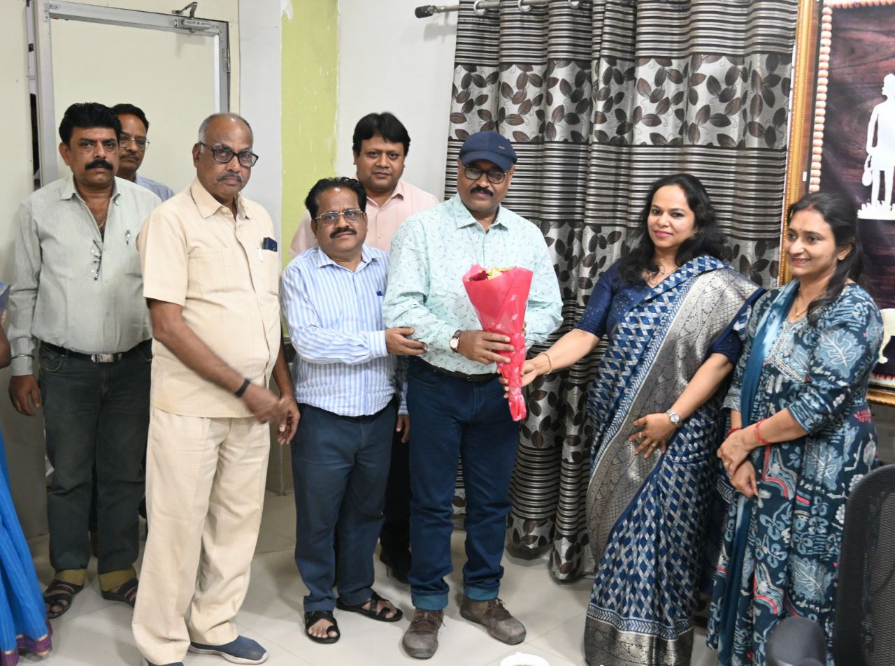 कमिश्नर कार्यालय में सेवानिवृत्ति पर कर्मचारियों को दी गई बिदाई