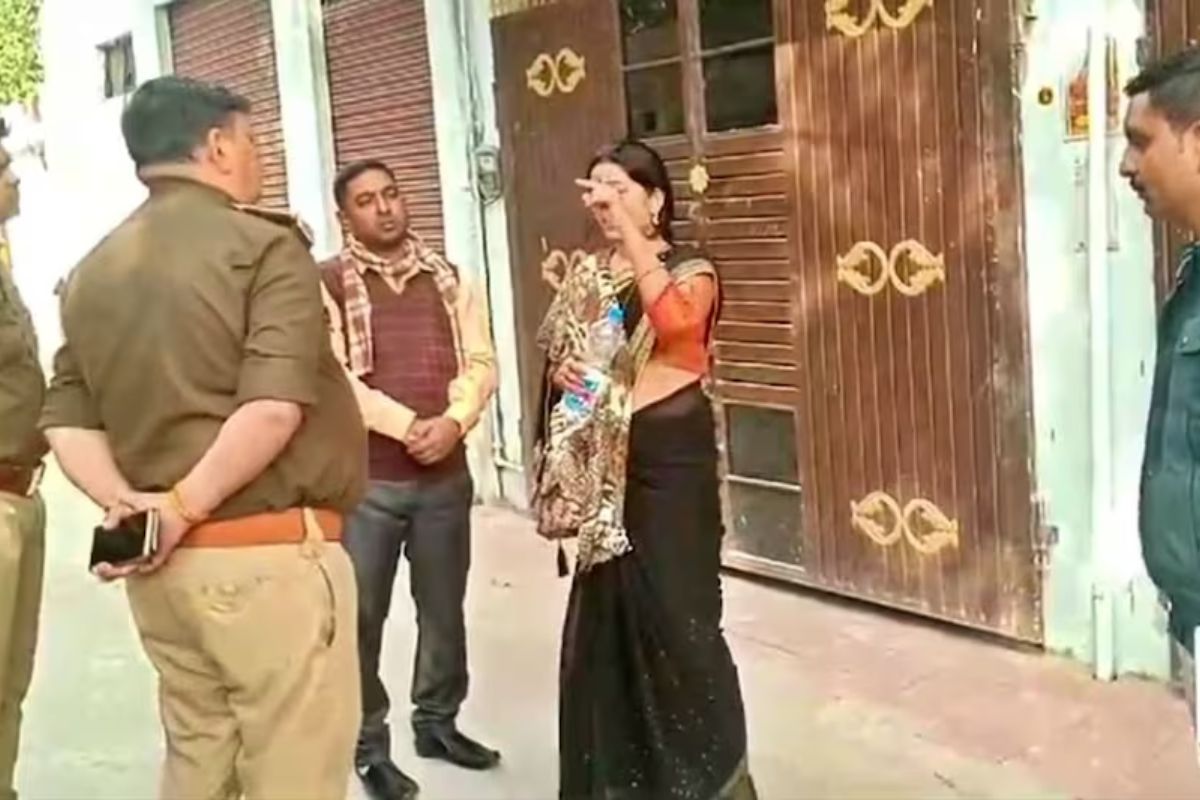 Assistant Engineer affair with female JE wife caught him in jhansi