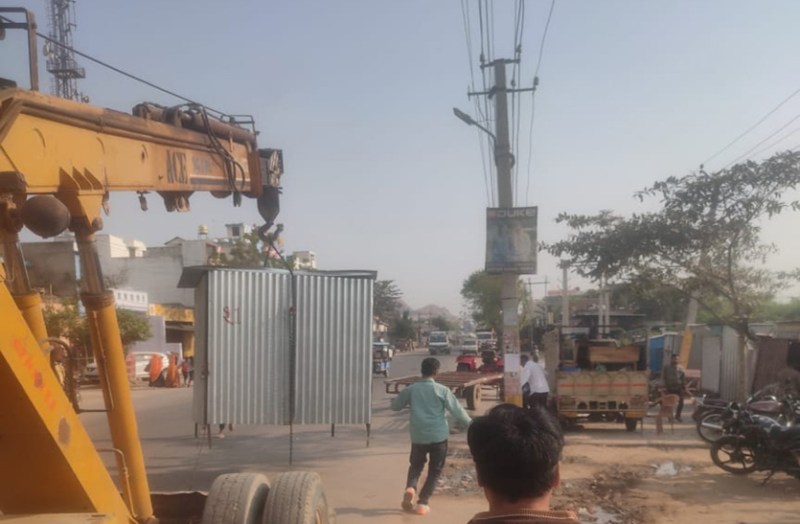 बाइक शोरू संचालक को चेतावनी, सडक़ पर रखी केबिन व सामान किया जब्त