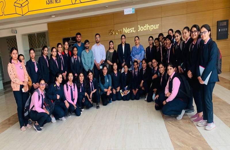 महिला टेक्निकल एंड मैनेजमेंट कॉलेज में इंडस्ट्रियल विजिट का आयोजन