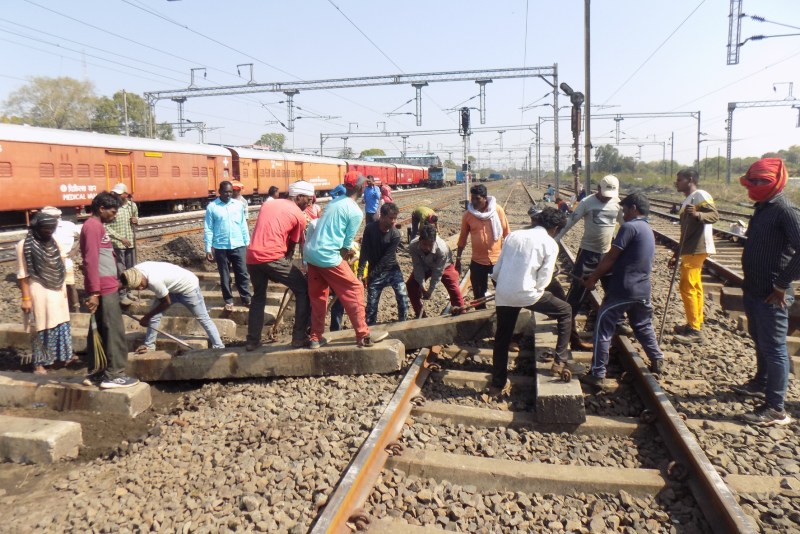तीसरी लाइन में नॉन इंटरलाकिंग का कार्य हुआ शुरू, 300 मजदूरों की मदद से होगा एनआई वर्क