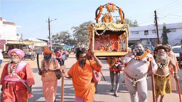 राजिम कुंभ कल्प मेले में नागा संतों ने निकाली पेशवाई यात्रा, किया शस्त्र प्रदर्शन, देखिए ये तस्वीरें