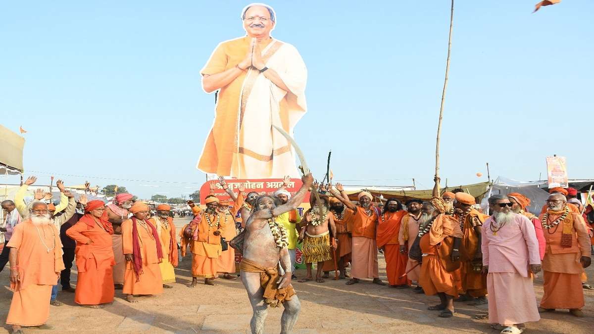 राजिम कुंभ कल्प मेले में नागा संतों ने निकाली पेशवाई यात्रा, किया शस्त्र
प्रदर्शन, देखिए ये तस्वीरें