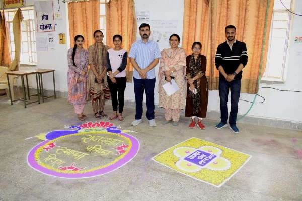 छात्राओं ने रंग उकेद दी स्थापना दिवस की शुभकामनाएं