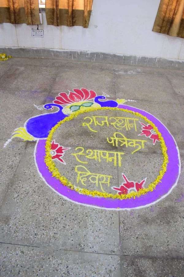 छात्राओं ने रंग उकेद दी स्थापना दिवस की शुभकामनाएं