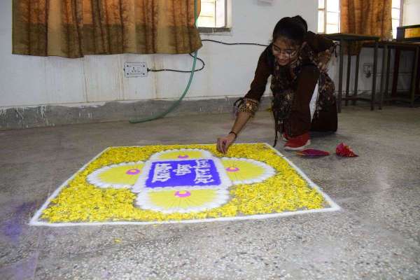 छात्राओं ने रंग उकेद दी स्थापना दिवस की शुभकामनाएं