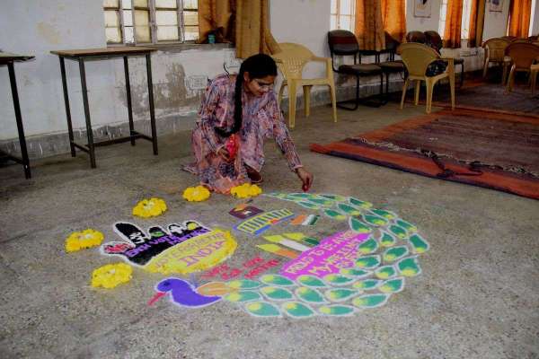 छात्राओं ने रंग उकेद दी स्थापना दिवस की शुभकामनाएं