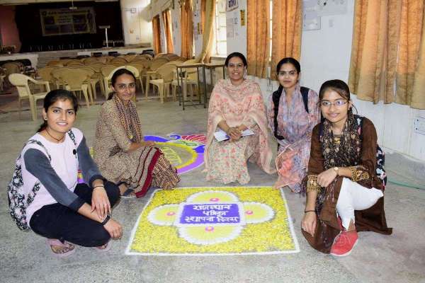 छात्राओं ने रंग उकेद दी स्थापना दिवस की शुभकामनाएं
