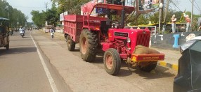 विल्डिंग मटेरियल के लिए हो रहा ट्रैक्टर का उपयोग