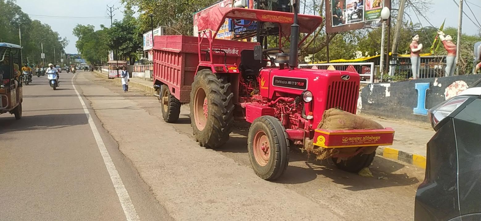 विल्डिंग मटेरियल के लिए हो रहा ट्रैक्टर का उपयोग