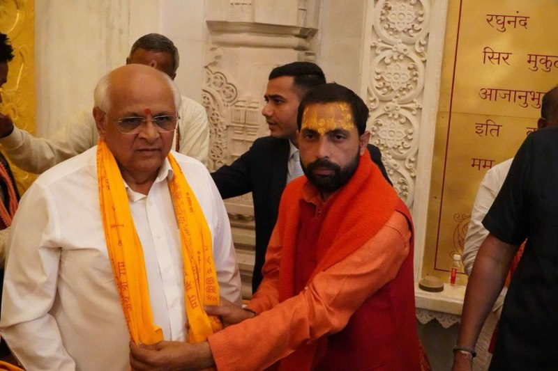 सीएम भूपेंद्र पटेल ने कैबिनेट के साथ किए रामलला के दर्शन