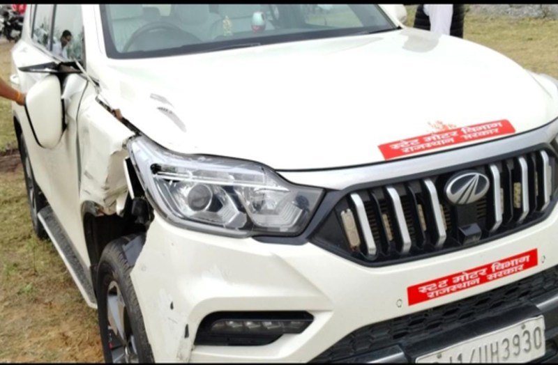 मंत्री के काफिले में घुसी बाइक, युवक हुआ घायल