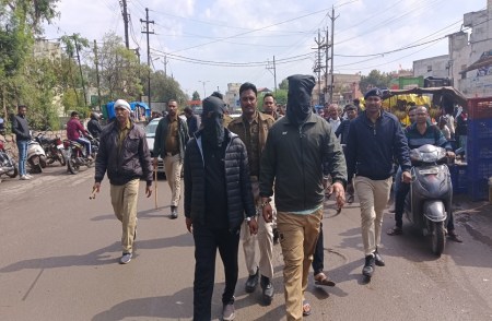 crime news बदमाशों ने जहां चलाई गोली, वहां पुलिस ने निकाला उनका जुलूस