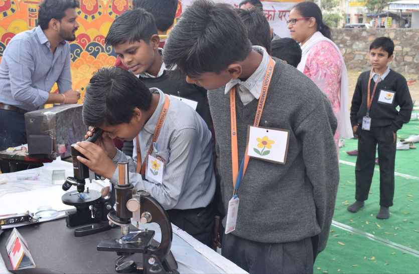 Book fair: इस जगह आकर विद्यार्थी व शहरवासियों को मिला नया अनुभव