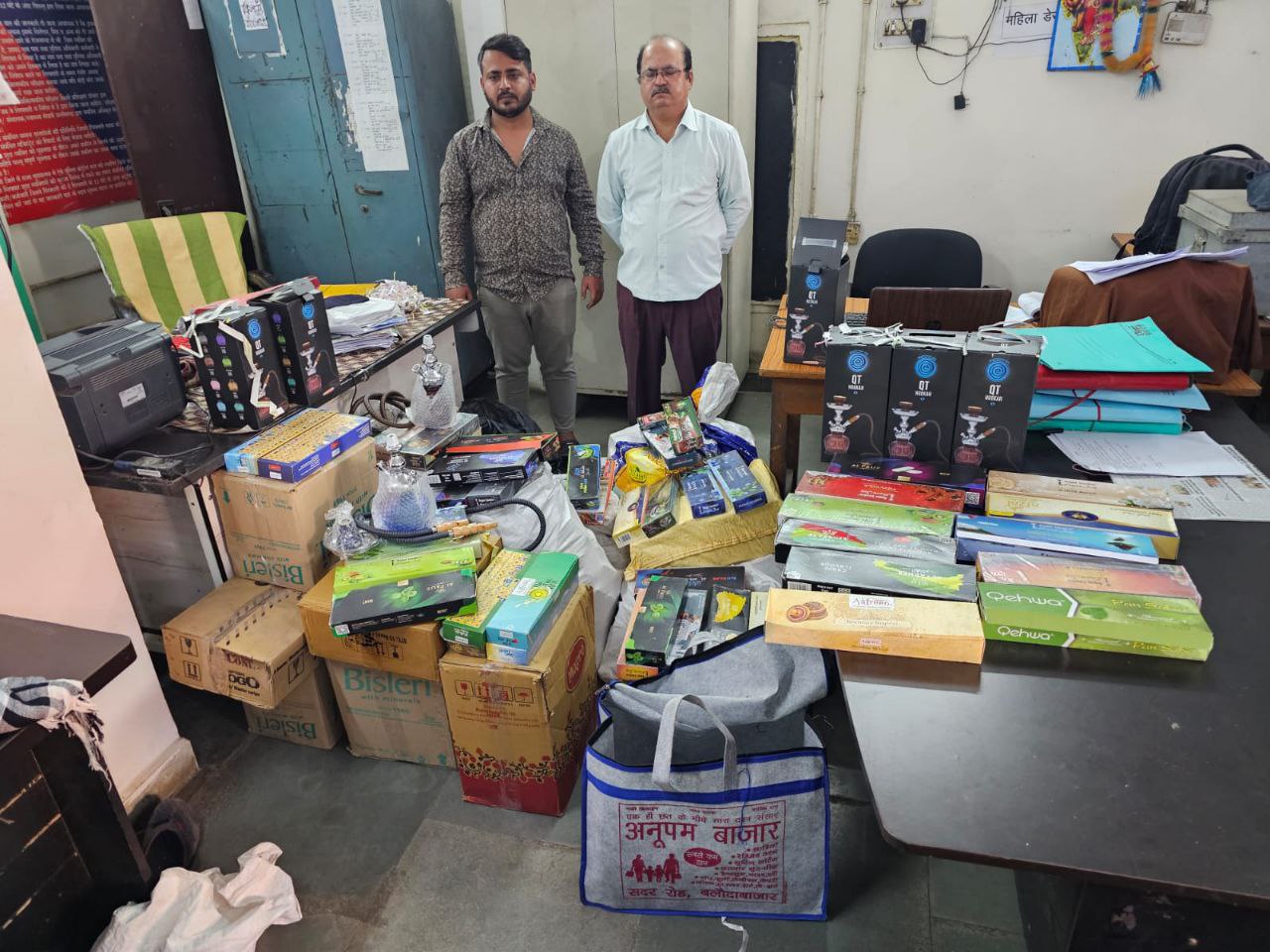 वीडियो देखें…..पान दुकान से राज्यभर में हुक्का फ्लेवर की सप्लाई करते थे चाचा-भतीजा, घर को बनाया था नशे का गोदाम