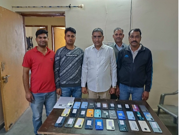 पुलिस ने बरामद किए चोरी के मोबाइल।