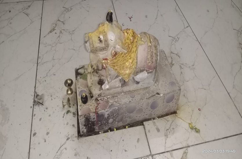 मंदिर में नंदी की मूर्ति खण्डित, खून के धब्बे भी मिले