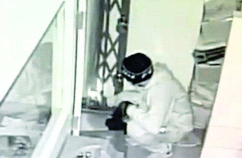 An unknown thief broke into the branch of State Bank of Pathalgaon.