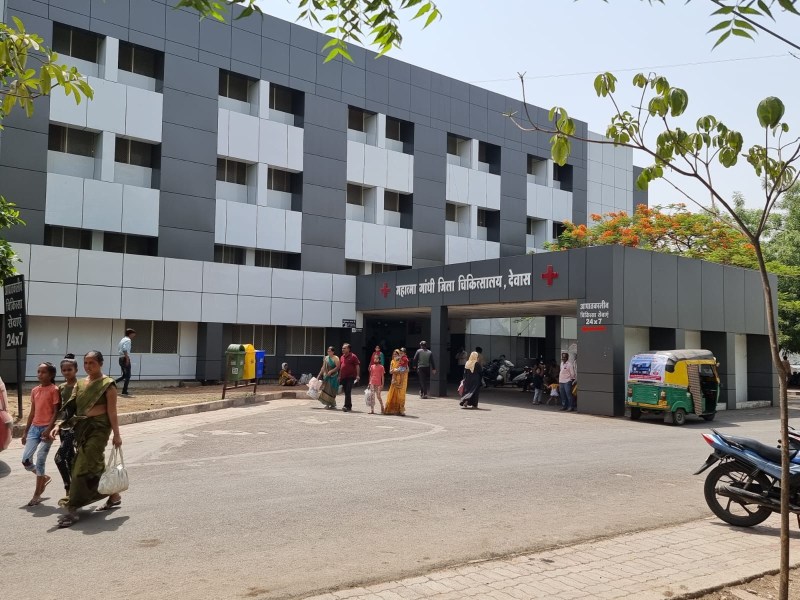 सीजेरियन प्रसव के लिए कर रहीं 100 किमी का सफर, क्योंकि कन्नौद में 15 साल से सुविधा नहीं, बागली में भी बंद